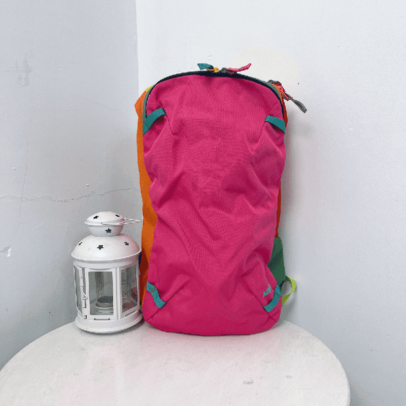 防水弧形肩带双肩包20L2025羊驼旗舰款运动风多巴胺拼色背包批发